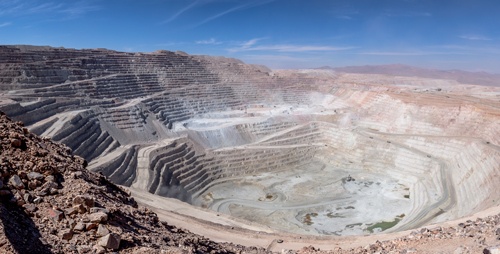 世界最大の銅生産量を誇る、チリのエスコンディダ銅鉱山。三菱商事は1988年から参画し、現在は再エネを活用して操業している(写真=三菱商事)