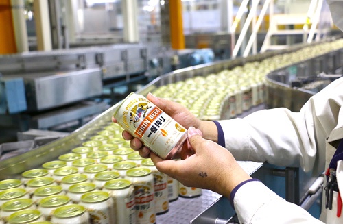 キリンビール岡山工場で生産するビール「一番搾り」。各工程でエネルギー利用の効率化を進め、エコなお酒を目指してきた（写真＝キリンホールディングス提供）