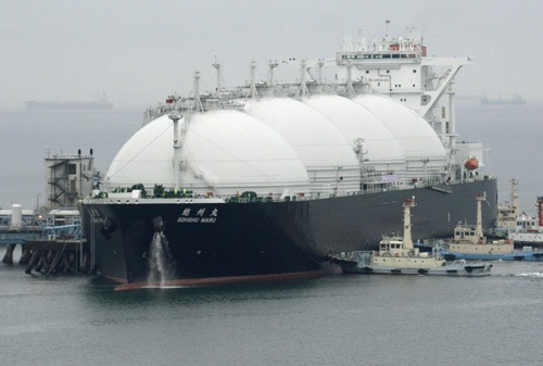 LNGを運ぶ輸送船。LNGの価格高騰は日本国内の電力料金の値上がりに直結する（写真：共同通信）