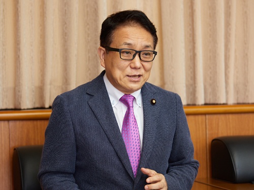 <span class="fontBold">江島潔(えじま・きよし)氏</span><br>経済産業副大臣。1982年、東京大学大学院工学系研究科化学エネルギー工学科を修了。同年、千代田化工建設に入社して技師に。95年から4期連続で下関市長を務める。2013年から参議院議員(山口県選挙区)。国土交通大臣政務官、自民党の国会対策委員会副委員長などを経て20年9月から現職。(写真=伊藤菜々子)