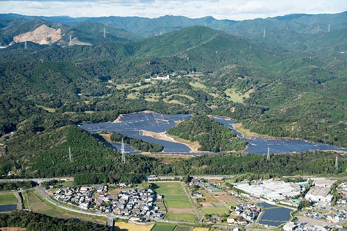 山を崩して開発された大規模太陽光発電。全国で反対運動が増えている(写真:miyata /amanaimages/共同通信イメージズ)