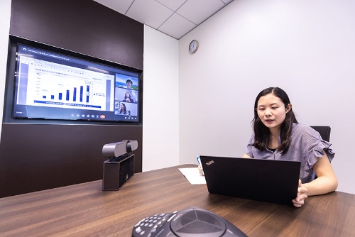 昨年レノバに入社した當間由佳さん。入社後1年間は、同社が洋上風力の開発を計画する秋田県の由利本荘市に赴任した(写真:北山宏一)