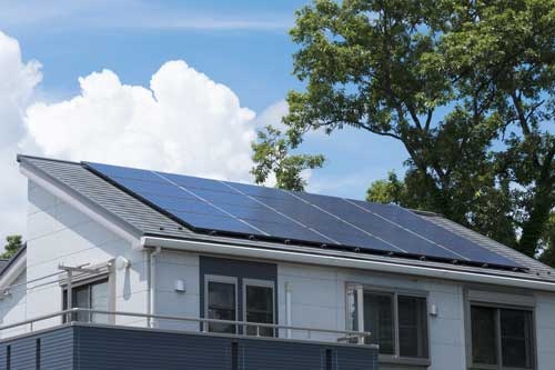 住宅の脱炭素化に向けて、戸建てへの太陽光パネルの設置義務化が進みそうだ（写真:Shutterstock）