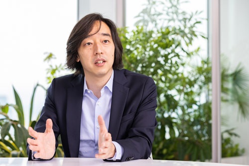 パワーエックスの伊藤正裕社長CEO。電気運搬船の事業に「残りの人生をかけたい」と話す(写真:北山宏一)