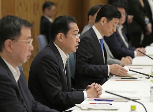 岸田文雄首相(左から2人目)は世界初となる政府による移行国債の発行を決めた(写真=共同通信)