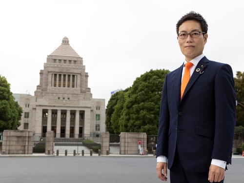 脱炭素の必要性を早くから訴えてきたのが、自民党の異端児、秋本真利衆院議員だ(写真:的野弘路)