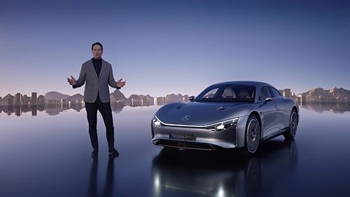 オンライン発表会で次世代EVのコンセプト車「ビジョンEQXX」を紹介するダイムラーのケレニウス会長