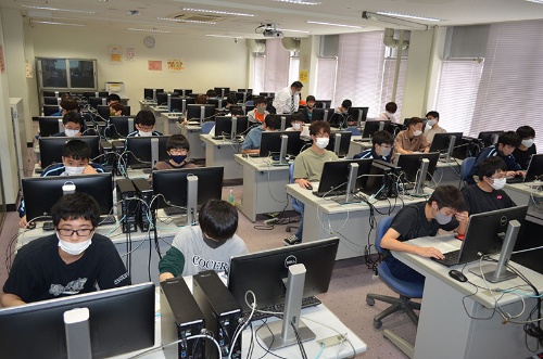 旭川高専はデータサイエンスに力を入れる。必死にプログラミングなどを学ぶ学生たち