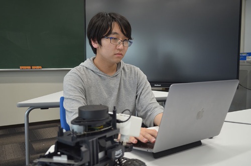 高専の教授から「プログラムを誰よりも速く正確に書き上げる技術は折り紙付き」と評価される吉沢さん