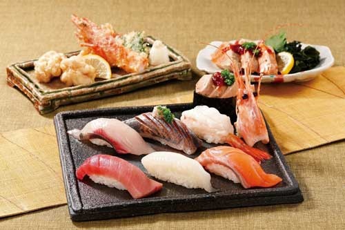 回転ずしは、すしを身近な食べ物へと変えた