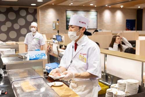 すし銚子丸では板前が客の目の前ですしを握る(千葉市のすし銚子丸 宮野木店)(写真:的野弘路、以下同)