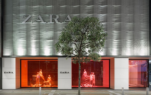 本誌NPSランキングで首位のZARAはリアル店舗とオンラインの融合などに取り組む
