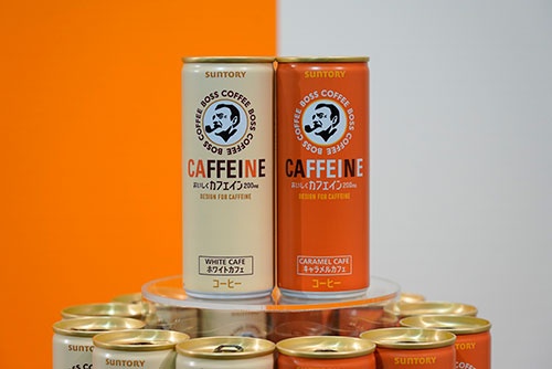 1本当たり200mgのカフェインを含む缶コーヒー「ボス カフェイン ホワイトカフェ」（左）と、「ボス カフェイン キャラメルカフェ」（右）。245g缶。3月28日発売。希望小売価格は130円（税別）