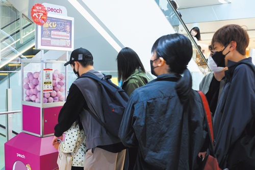 ゴールデンウイークに渋谷PARCOで販売された「ペア旅くじ」。早々に用意した330個が完売した(写真:古立康三)