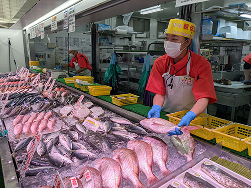 人力でスーパーに勝つ利益率9％の魚屋チェーン 角上魚類：日経ビジネス