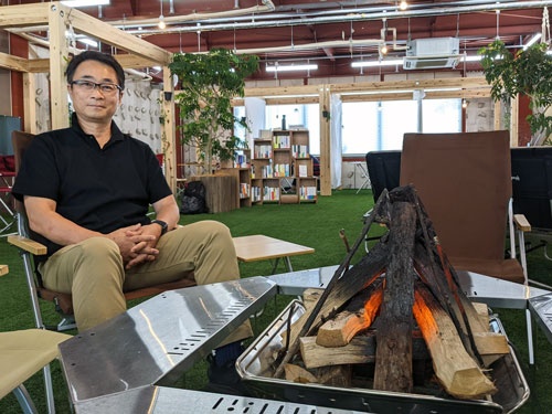 スノーピークでキャンピングオフィス事業を指揮する村瀬亮氏