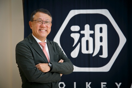 <span class="fontBold">佐藤章(さとう あきら)</span><br> 湖池屋社長。1959年東京都生まれ。82年早稲田大学法学部卒、キリンビール入社。97年にキリンビバレッジ商品企画部に出向。「FIRE」や「生茶」、「聞茶」「アミノサプリ」などヒット商品を開発。2008年キリンビールに戻り、14年にキリンビバレッジ社長。16年フレンテ(現・湖池屋)執行役員兼日清食品ホールディングス執行役員に転じ、同年9月から現職(写真=古立康三)