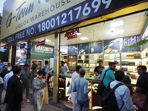 インド北部のハリヤナ州グルグラムにある酒販店。若い客も多く、ウイスキーの人気が高い