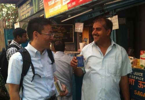 浦上隆志・ビームサントリーインディア・シニアイノベーションマネジャー(左)はかつて、清涼飲料水事業でインド市場に挑み、苦い失敗を経験した