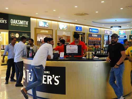 インドの一般的な酒販店。ブランドごとに棚が分かれており、日本の百貨店の化粧品売り場のような陳列となっている