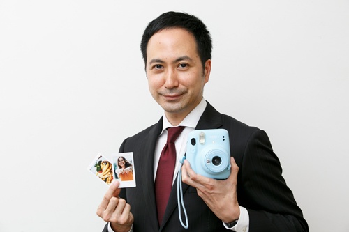 高井隆一郎マネージャーはなぜ若者がチェキを手に取るのか理由を探った(写真:古立康三)