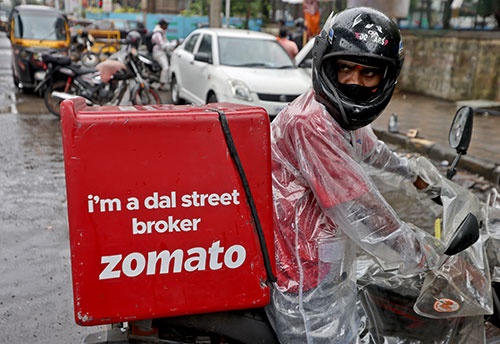 デリバリーサービスを手掛けるゾマトのドライバー。同社はインドで初めて上場した有力スタートアップとして注目を集めた（写真：ロイター／アフロ）