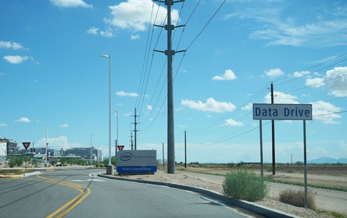 インテル工場の敷地はとにかく大きく、敷地内に続く道路の名は「データ・ドライブ」。写真右側の乾燥地帯のど真ん中にある
