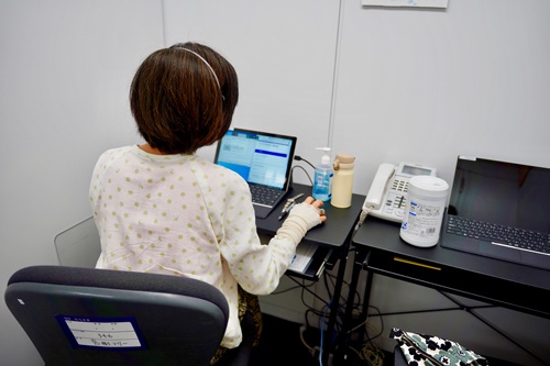 東京・千代田区のビルの一室ではライフリンクの職員が電話で「死にたい」と訴える人々の相談に乗っている