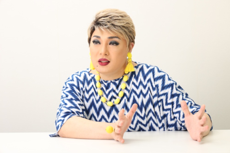 ナジャ 36歳でゲイをカミングアウト 田舎の母は最初反対 日経ビジネス電子版 ナジャ 36歳でゲイをカミングアウト 田舎の母は最初反対 日経ビジネス電子版