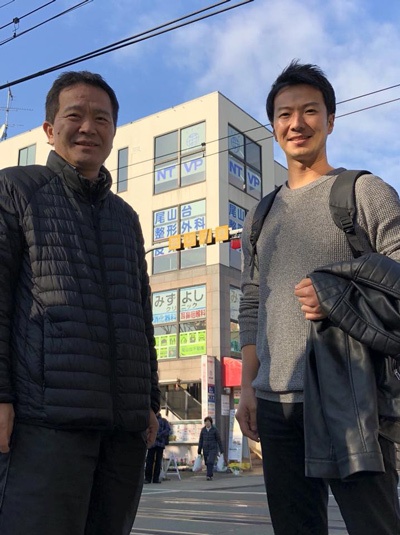 ベンチャーキャピタリストの村口和孝氏(左)と電脳交通創業者の近藤洋祐氏(右)。たまたまタクシー運転手時代に乗せた村口氏の言葉が起業へと近藤氏を突き動かした