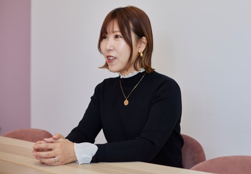 女性のリスキリングを促すSHEの福田恵里CEOは、エンジェル投資家、コーポレートベンチャーキャピタル（CVC）、VCとの流れで資金調達先を拡大。成長の壁を乗り越えてきた（写真：伊藤菜々子）