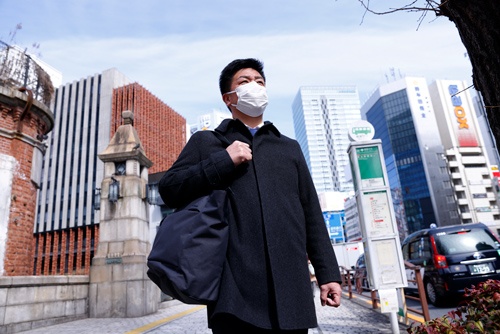 メタウォーターの長谷川行教さんは平均週2日のペースで大阪から東京本社に新幹線で通勤する(写真=竹井 俊晴)