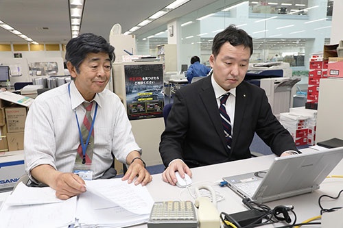 山九の技術開発グループで働く芝頼彦さん(右)は、氷河期世代を対象に実施された正社員の採用枠で入社した(写真:都築 雅人)