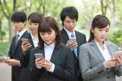Z世代はスマホやSNSに慣れ親しみ、ソーシャルネーティブと呼ばれる(写真:アフロ)