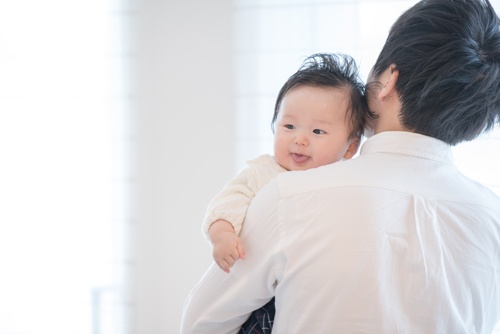 日本では少子化に歯止めがかからない。若い世代が産み育てることへの希望を持てるようにすることが急務だ（写真：shutterstock）