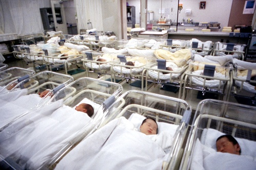 1985年、東京都内の病院の一室に並ぶ新生児。この年、日本では143万人の赤ちゃんが生まれた（写真：Haruyoshi Yamaguchi／アフロ）