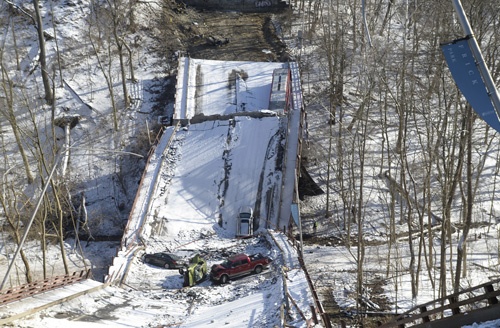 2022年1月に米ピッツバーグで橋が崩落。老朽化が原因とみられている（写真：UPI／アフロ）