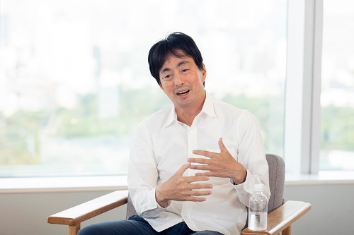 <span class="fontBold">山田進太郎(やまだ・しんたろう)</span><br>メルカリ代表取締役CEO(最高経営責任者)。早稲田大学在学時にインターンとして楽天オークションの立ち上げに携わる。卒業後、ウノウを設立し、2010年に米Zyngaに売却。13年にメルカリを創業し、18年に東証マザーズに上場した。(写真=的野弘路)
