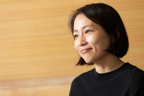 端羽英子(はしば・えいこ)ビザスクCEO。1978年生まれ。東京大学経済学部卒業後、ゴールドマン・サックスにて投資銀行業務、日本ロレアルにて予算立案・管理を経験し、米マサチューセッツ工科大(MIT)にてMBA(経営学修士)を取得。ユニゾン・キャピタルにてプライベートエクイティ(PE)投資に5年間携わった後、12年にビザスクを立ち上げる。(写真=的野 弘路)