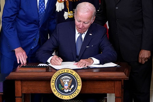 8月16日、医療費削減や気候変動対策などを盛り込んだインフレ抑制法案に署名したジョー・バイデン米大統領（写真：AFP/アフロ）