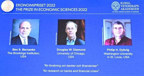 2022年10月10日、元米連邦準備理事会（FRB）議長のベン・バーナンキ氏、ロバート・ダイアモンド氏、フィリップ・ディブビグ氏のノーベル経済学賞受賞が決まった（写真=AFP/アフロ）