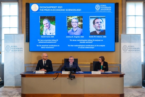 2021年のノーベル経済学賞は、デビッド・カード教授ら3氏に贈られることが決まった（写真=ロイター/アフロ）