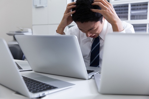 100~1000人規模の企業の3割が、情報システム担当が1人、もしく専任の担当者がいない状態だ(写真はイメージ、写真:PIXTA)