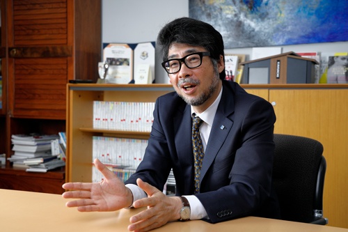 2014年にカクイチの5代目トップとして就任した田中離有社長は「人が変われば会社が変わる」と語る(写真=山田愼二)
