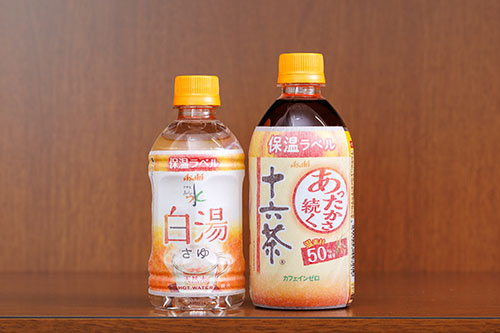 アサヒ飲料、不織布ラベルで温かさ持続 こだわりが日本の強み：日経