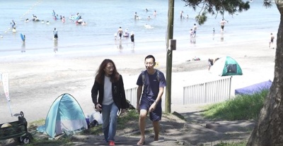 「葉山の海岸にて、Tシャツ、短パン、ビーサンの周さんとの2ショットです」(澤)