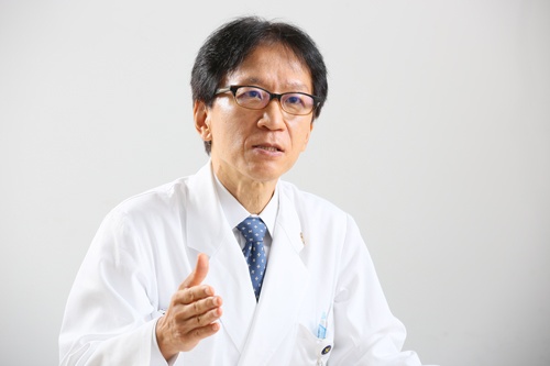 高橋孝雄(たかはし たかお)慶應義塾大学医学部教授(小児科学教室)。医学博士。専門は小児科一般と小児神経。日本小児科学会前会長、日本小児神経学会前理事長。1957年8月生まれ。1982年慶應義塾大学医学部卒業。1988年から米国マサチューセッツ総合病院小児神経科に勤務、ハーバード大学医学部の神経学講師も務める。1994年に帰国し、慶應義塾大学小児科で、医師、教授として活躍している。趣味はランニング。マラソンのベスト記録は2016年の東京マラソンで3時間7分。 別名“日本一足の速い小児科教授”。著書に『小児科医のぼくが伝えたい 最高の子育て 』(マガジンハウス)がある(写真:栗原克己)