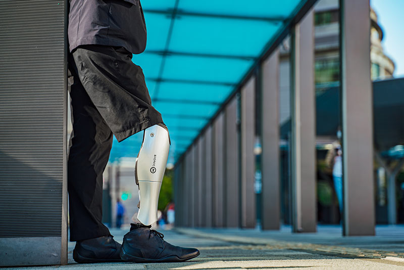 動きたい」を支える電動義足 東大発スタートアップの挑戦：日経