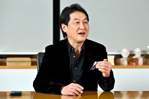 <span class="fontBold">夏野剛(なつの・たけし)氏</span><br />内閣府規制改革推進会議議長、KADOKAWA社長<br />早稲田大学政治経済学部卒、東京ガス入社。ペンシルべニア大学経営大学院(ウォートンスクール)卒。ベンチャー企業副社長を経て、NTTドコモへ。「iモード」などの多くのサービスを立ち上げた。トランスコスモスやグリー、USEN-NEXT HOLDINGS、日本オラクルの社外取締役を兼任。経済産業省の未踏IT人材発掘・育成事業の統括プロジェクトマネージャーや内閣府クールジャパン官民連携プラットフォーム共同会長なども務める。慶応義塾大学、近畿大学の特別招へい教授として教育にも熱心に関わる。(写真=山下裕之)