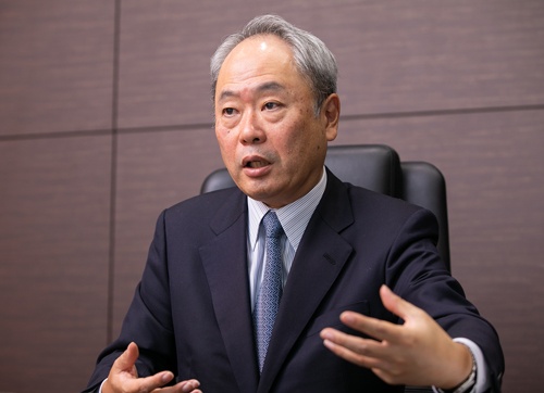 冨山和彦(とやま・かずひこ)氏ボストン・コンサルティング・グループなどを経て、2003年に産業再生機構の最高執行責任者(COO)に就任。機構が解散した07年に企業の成長・再生支援を手がける経営共創基盤(IGPI)を設立し最高経営責任者(CEO)に就く。20年10月からIGPIグループ会長。20年に地方創生のための投資・事業経営会社、日本共創プラットフォーム(JPiX)を設立。パナソニックの社外取締役も務める。政府関連委員を多数歴任。(写真:北山宏一)